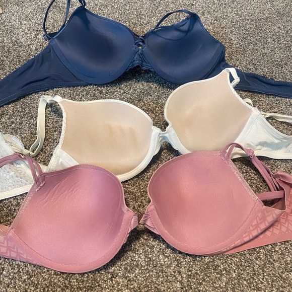 34C bra lot- these are push up bras in excellent condition. Maybe worn 1 or 2 x - Picture 2 of 6